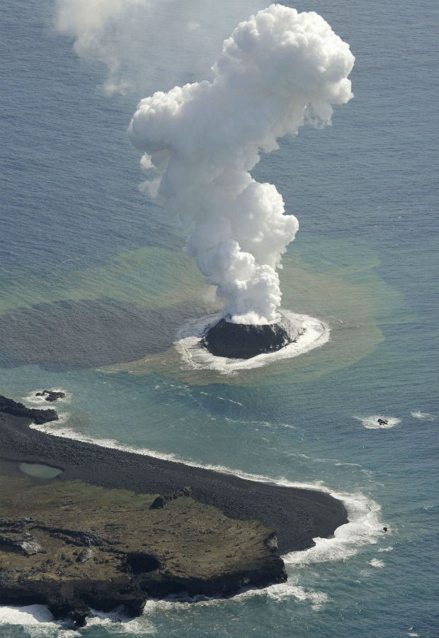 Vulcão em Erupção no Mar