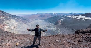 Homem no Alto de Um Vulcão no Atacama