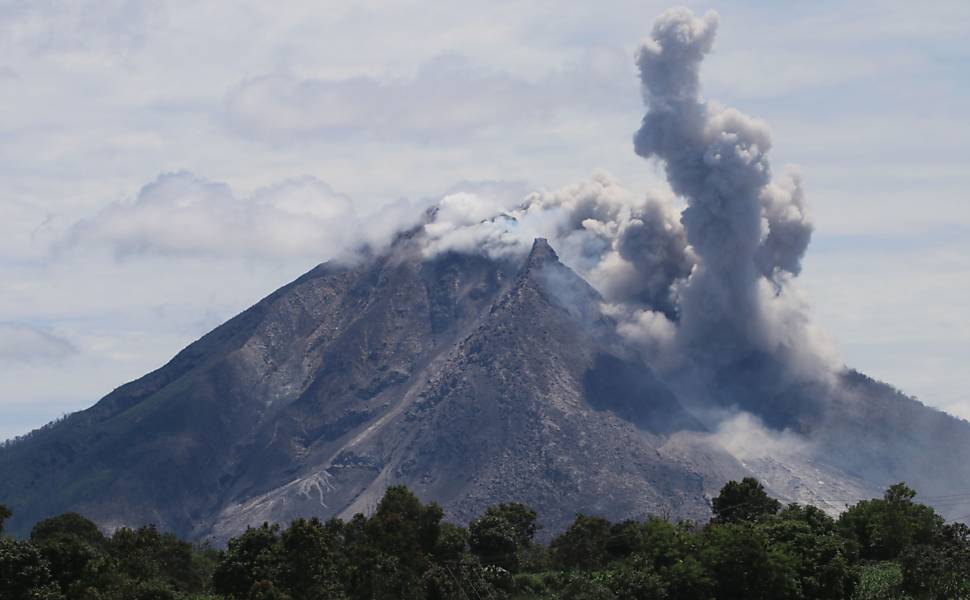 Vulcão Sinabung na Ilha de Sumatra