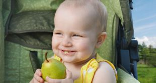 Bebe Comendo Pera